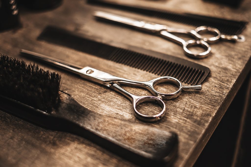 accessories for haircuts are on the shelf in the salon
